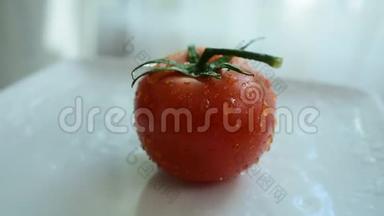 新鲜的红西红柿，西红柿皮上有<strong>一滴</strong>水。